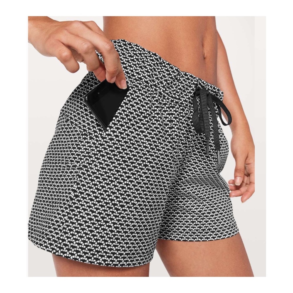 Lululemon on the fly shorts in Patterned black 8